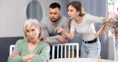 حماتي معاها مفتاح البيت وبتدخل دون استئذان.. عضو بمركز الأزهر تعلق