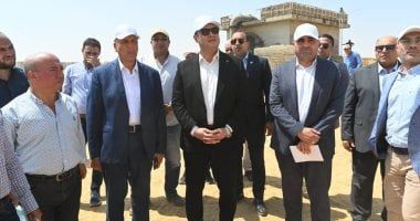 وزير الإسكان يتفقد أعمال تطوير المحاور والطرق الرئيسية ومشروعا سكنيا فى بدر