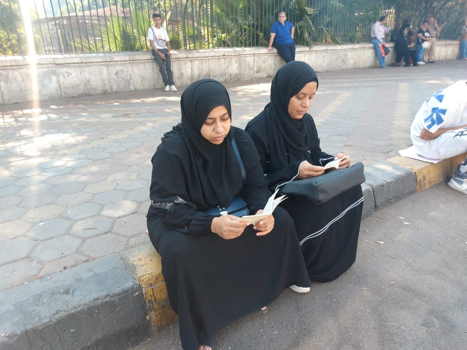 بآيات من المصحف.. الأمهات يتلون القرآن لأبنائهن خارج لجان الثانوية العامة