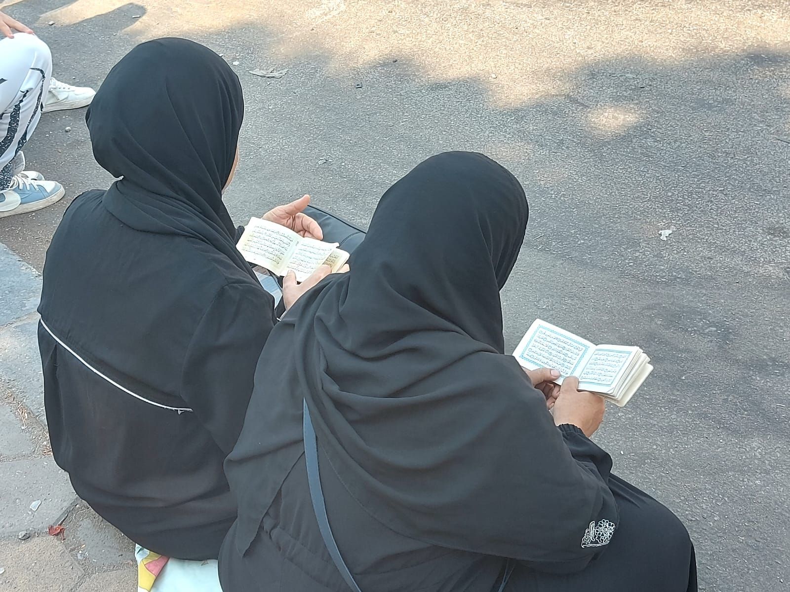 بآيات من المصحف.. الأمهات يتلون القرآن لأبنائهن خارج لجان الثانوية العامة