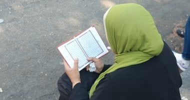 بآيات من المصحف.. الأمهات يتلون القرآن لأبنائهن خارج لجان الثانوية العامة