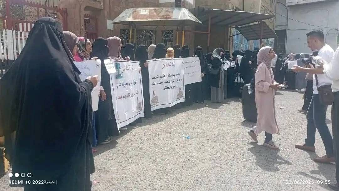 نساء في تعز يغلقن مبنى المحافظة احتجاجًا على انهيار العملة وتدهور الخدمات
