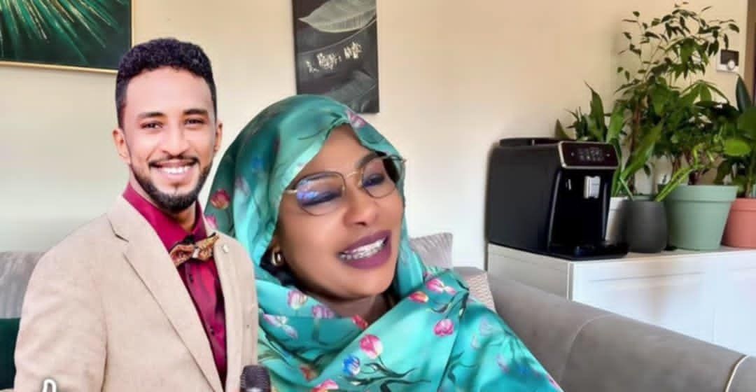 شاهد بالفيديو.. اللقاء الذي أثار غضب المطرب شريف الفحيل.. الفنان محمد بشير يقتحم بث مباشر للناشطة الشهيرة “ماما كوكي” والأخيرة تصفه بإبن الأصول