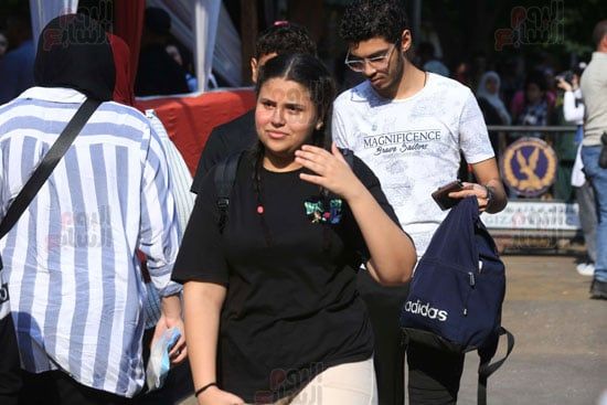 طلاب الثانوية العامة يؤدون امتحان اللغة العربية بإجمالى 55 سؤالاً .. صور