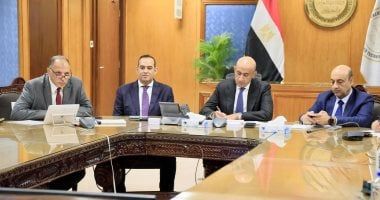 وزير التعليم يتابع انطلاق امتحان العربى للثانوية العامة من غرفة العمليات