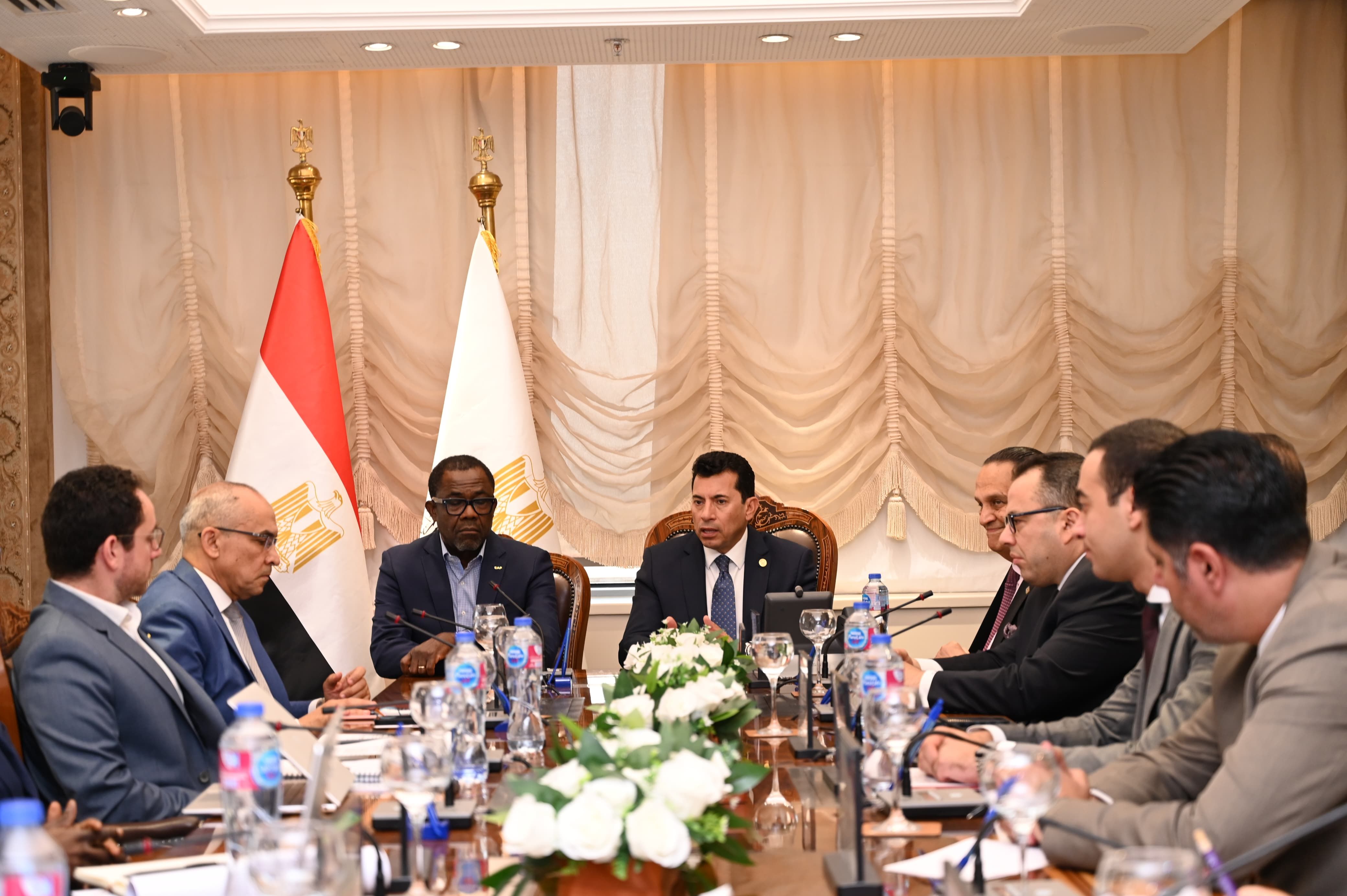 وزير الرياضة يلتقي أمين عام الكاف لمتابعة مستجدات نقل المقر للعاصمة الإدارية