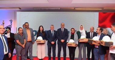 وزير العمل يُسلم 50 عقد عمل لذوي همم بالقاهرة ومهمات وقاية للعاملين في مشروع المونوريل