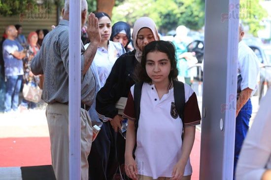 طلاب الثانوية العامة يؤدون امتحان اللغة العربية بإجمالى 55 سؤالاً .. صور