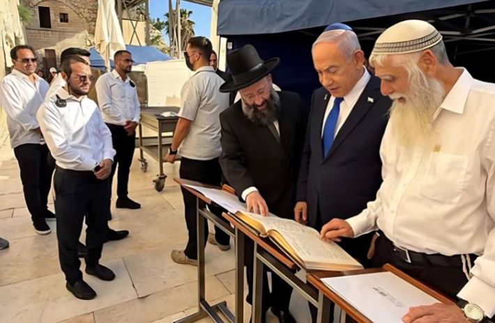 نتنياهو يقتحم الحرم القدسي ويصلى شكرا على حائط البراق بعد قصف إيران.. صور