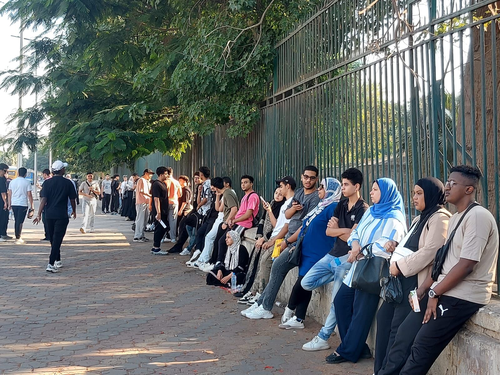 قبل فتح أبواب اللجان.. طلاب الثانوية يراجعون اللغة العربية فى الدقائق الأخيرة