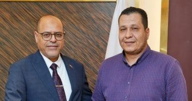 وزير العمل يُكافئ موظفا بالوزارة أعاد مبلغا إلى مواطن حوله بطريق الخطأ