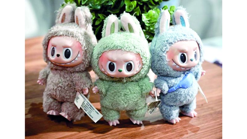 الامارات | من بكين إلى ريهانا.. حُمّى «لابوبو» تصيب العالم