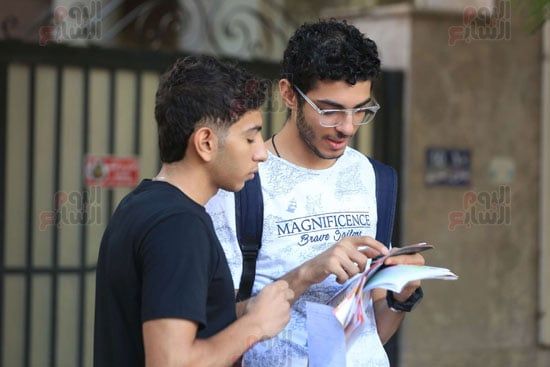 طلاب الثانوية العامة يؤدون امتحان اللغة العربية بإجمالى 55 سؤالاً .. صور