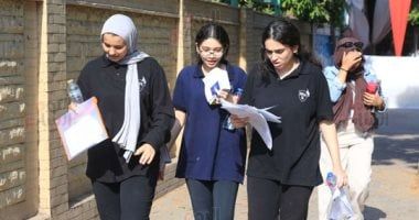 طلاب الثانوية العامة يؤدون امتحان اللغة العربية بإجمالى 55 سؤالاً .. صور