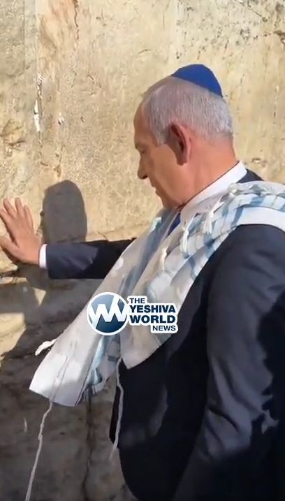 نتنياهو يقتحم الحرم القدسي ويصلى شكرا على حائط البراق بعد قصف إيران.. صور