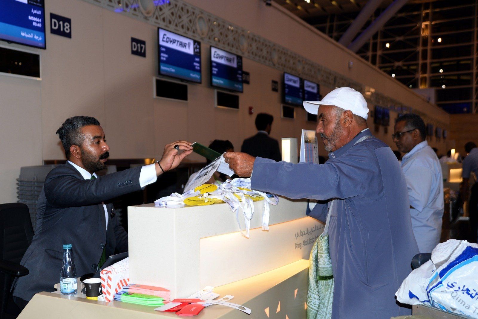 مصر للطيران تواصل جسرها الجوى لعودة الحجاج وتسير 14 رحلة جوية غدًا