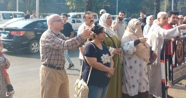 دعاء وانتظار.. الأمهات يساندن أبناءهن أمام لجان امتحان اللغة العربية