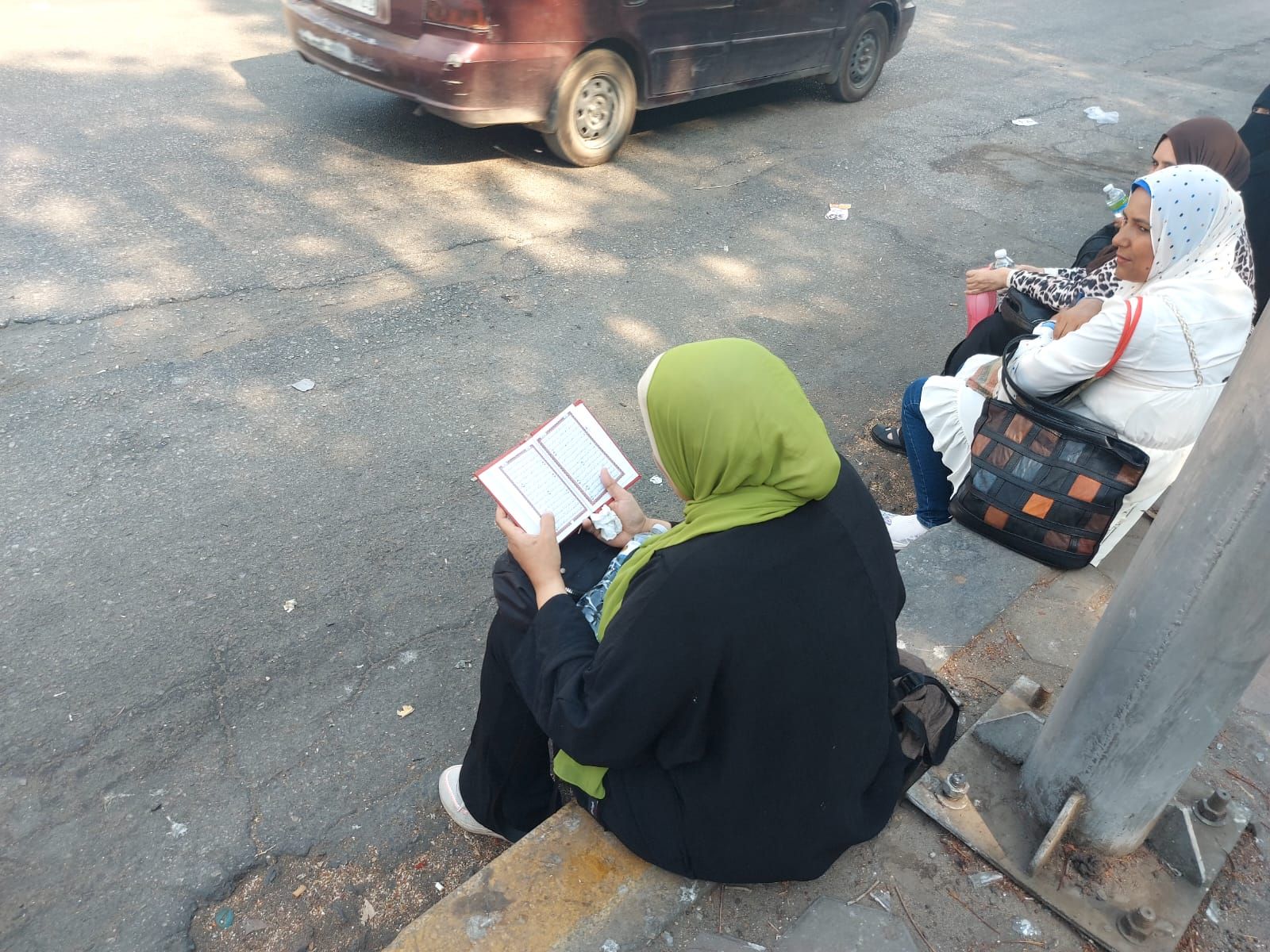 بآيات من المصحف.. الأمهات يتلون القرآن لأبنائهن خارج لجان الثانوية العامة