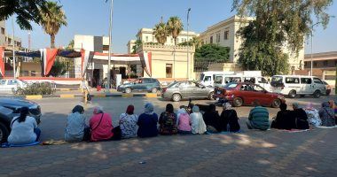 فى عز الحر وتحت الشمس.. أمهات طلاب الثانوية على الرصيف ما بين الدعاء والترقب