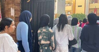 بدء إجراءات تفتيش طلاب الثانوية العامة بالجيزة قبل أداء امتحان اللغة العربية