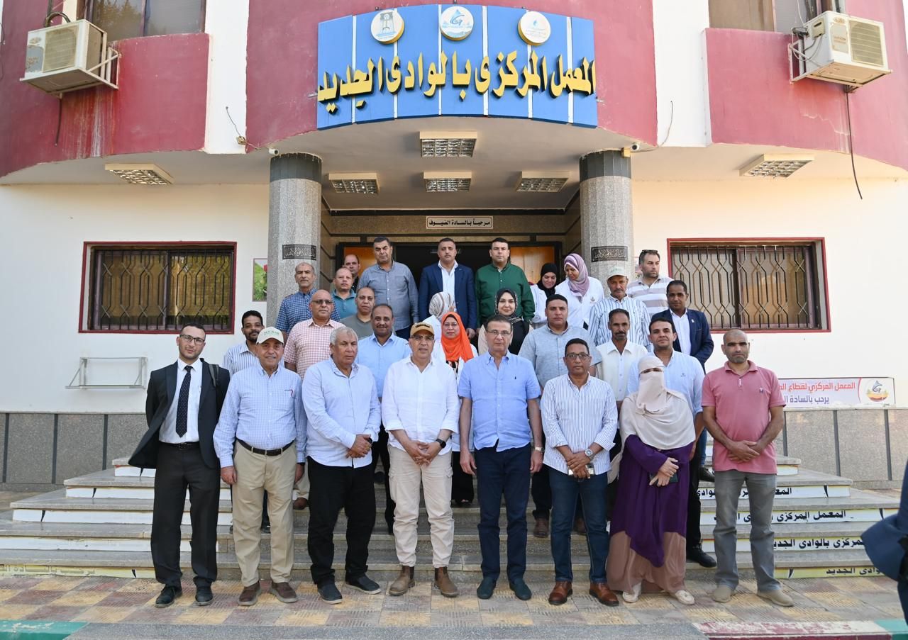 وزيرا الرى والزراعة يتفقدان مشروعات المياه الجوفية وأكبر مزرعة لإنتاج التمور في العالم