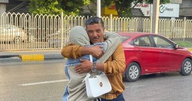 بالدعاء.. أولياء الأمور يدعمون أبناءهم خارج لجان امتحانات الثانوية بالجيزة