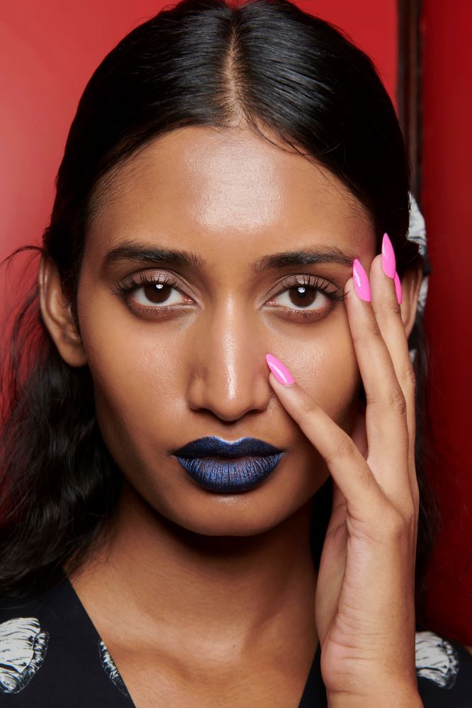 ألوان مناكير صيفية تناسب البشرة السمراء.. وهذه الأخطاء تجنّبيها