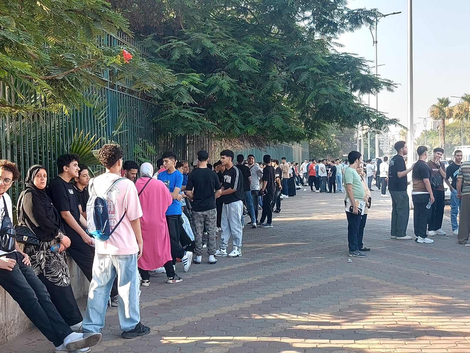 قبل فتح أبواب اللجان.. طلاب الثانوية يراجعون اللغة العربية فى الدقائق الأخيرة