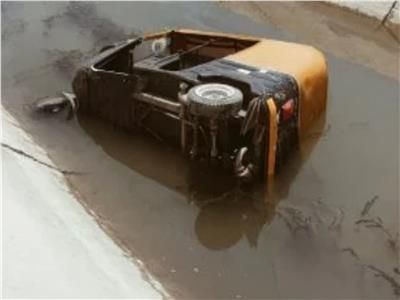 شاهد بالفيديو.. سوداني يوثق لحظة إنقلاب توك توك “ركشة” في الشارع العام بإحدى الولايات والعناية الإلهية تنقذ الركاب بعد سقوطهم بشكل مروع