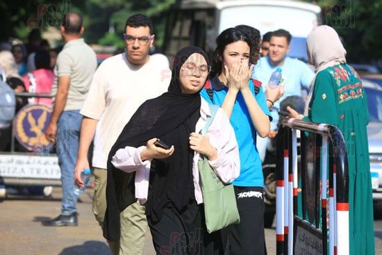 طلاب الثانوية العامة يؤدون امتحان اللغة العربية بإجمالى 55 سؤالاً .. صور