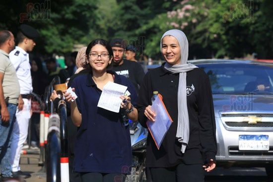 طلاب الثانوية العامة يؤدون امتحان اللغة العربية بإجمالى 55 سؤالاً .. صور