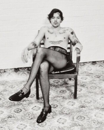 هاري ستايلز يحدث ضجة كبيرة بعد ظهوره بلوك نسائي كاشف