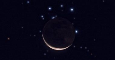 القمر يقترن بعنقود الثريا فى ظاهرة فلكية استثنائية فجر غدا