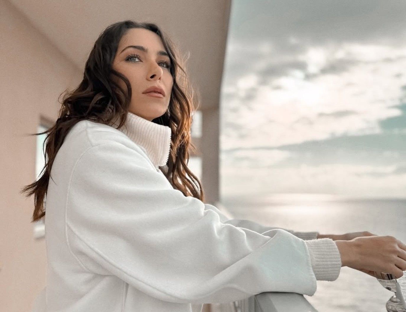 دانييلا رحمة تنشر صورًا مؤثرة جمعتها بوالدها من حفل زفافها بمناسبة يوم الأب