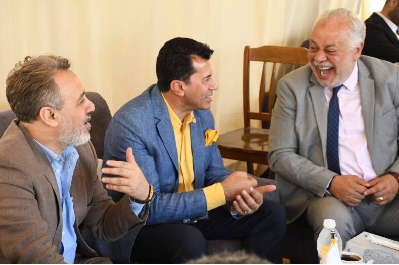 وزير الشباب والرياضة يتفقد نادى نقابة المهن التمثيلية فى حضور أشرف زكى