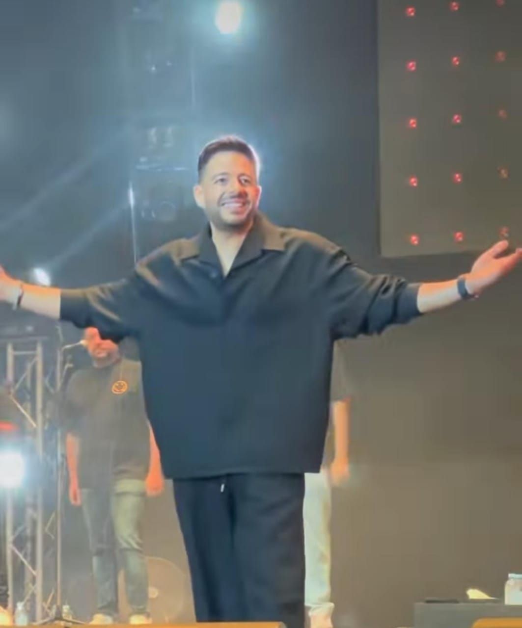 حماقى يفتتح حفلته فى موازين بـ"نفسى أبقى جنبه".. صور