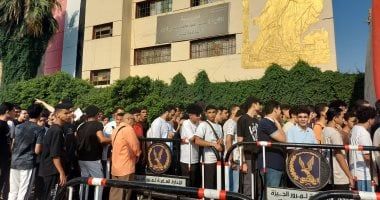 بدء دخول طلاب الثانوية العامة إلى لجان امتحان اللغة العربية وسط إجراءات مشددة