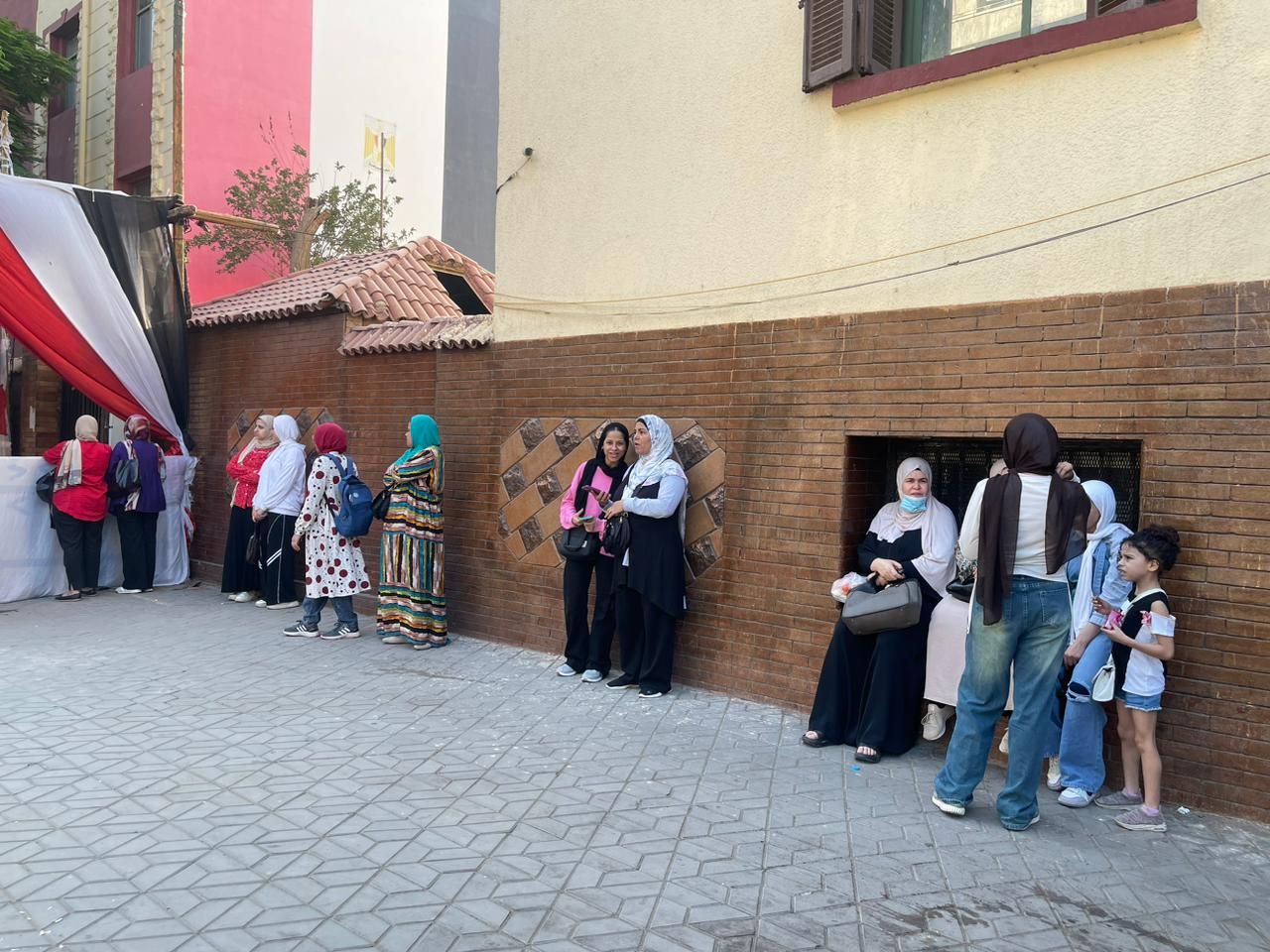 توافد طلاب الثانوية العامة بالجيزة على اللجان لأداء امتحان اللغة العربية