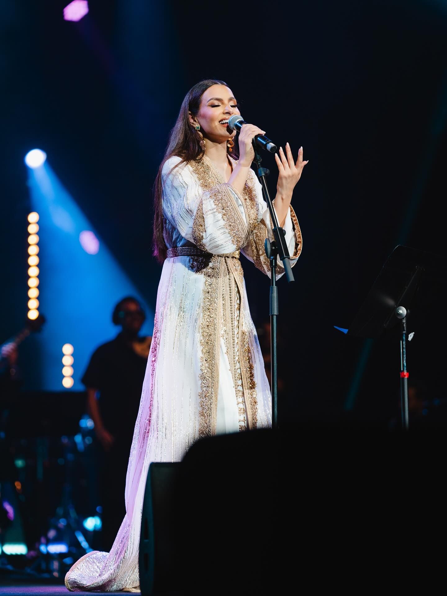 ارتدت القفطان المغربى واحتفلت بعيد ميلاد زوجها.. لقطات كارمن سليمان فى موازين