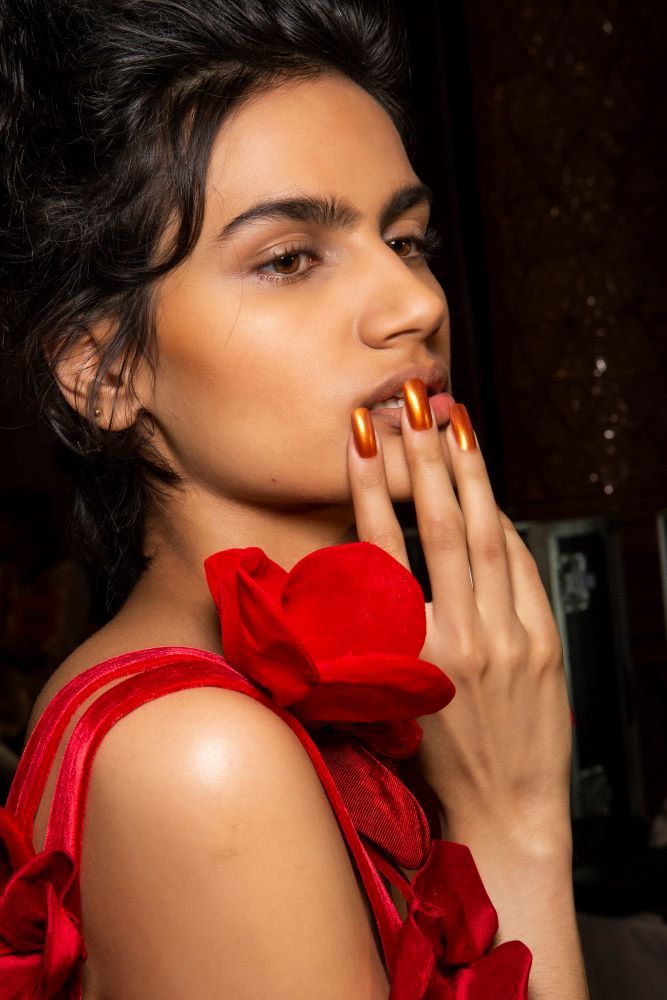 ألوان مناكير صيفية تناسب البشرة السمراء.. وهذه الأخطاء تجنّبيها