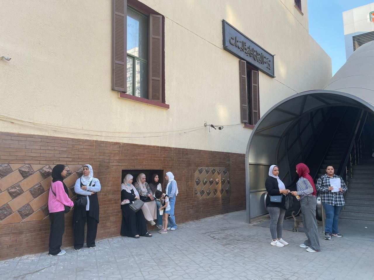 توافد طلاب الثانوية العامة بالجيزة على اللجان لأداء امتحان اللغة العربية