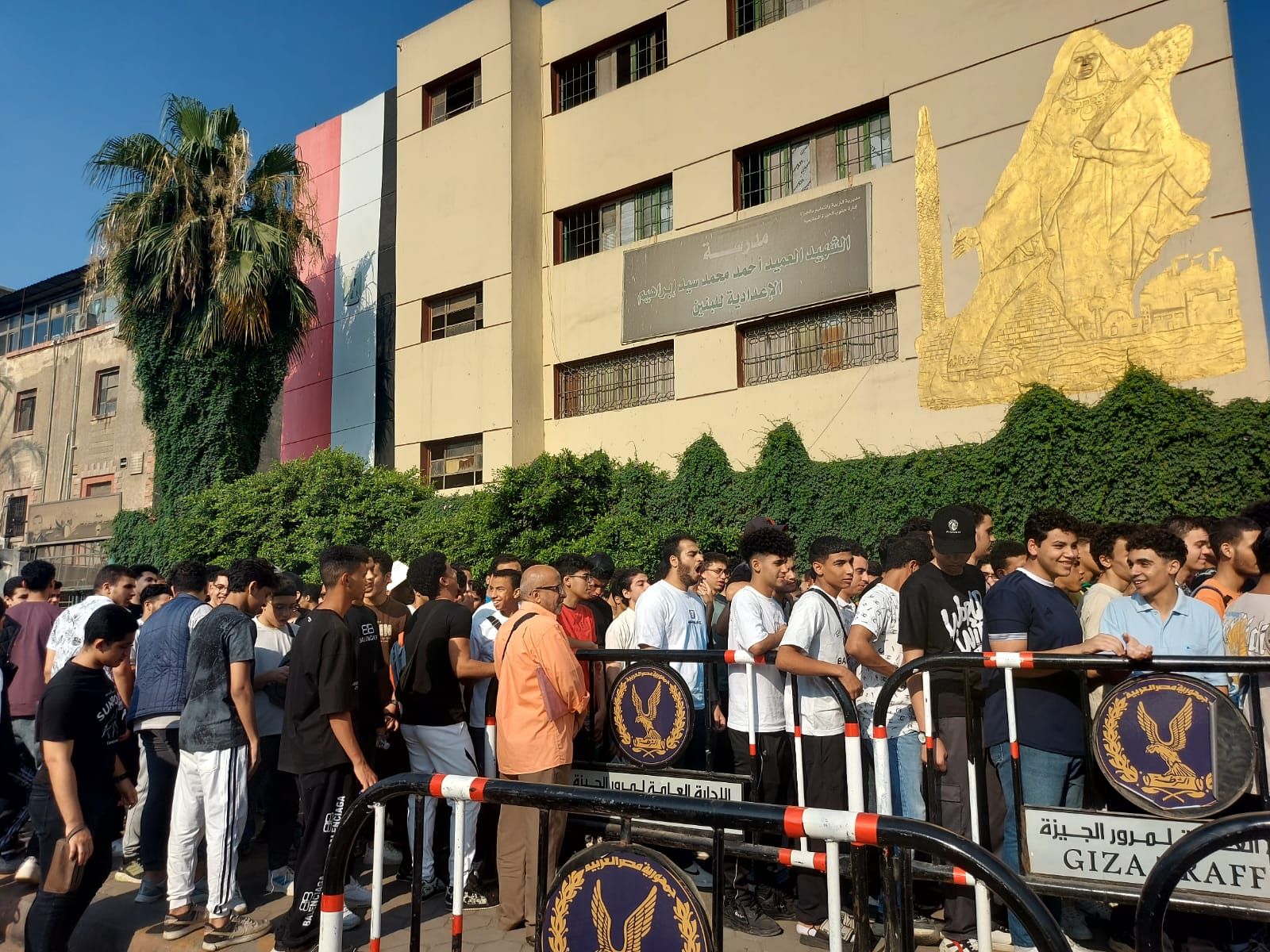 بدء دخول طلاب الثانوية العامة إلى لجان امتحان اللغة العربية وسط إجراءات مشددة