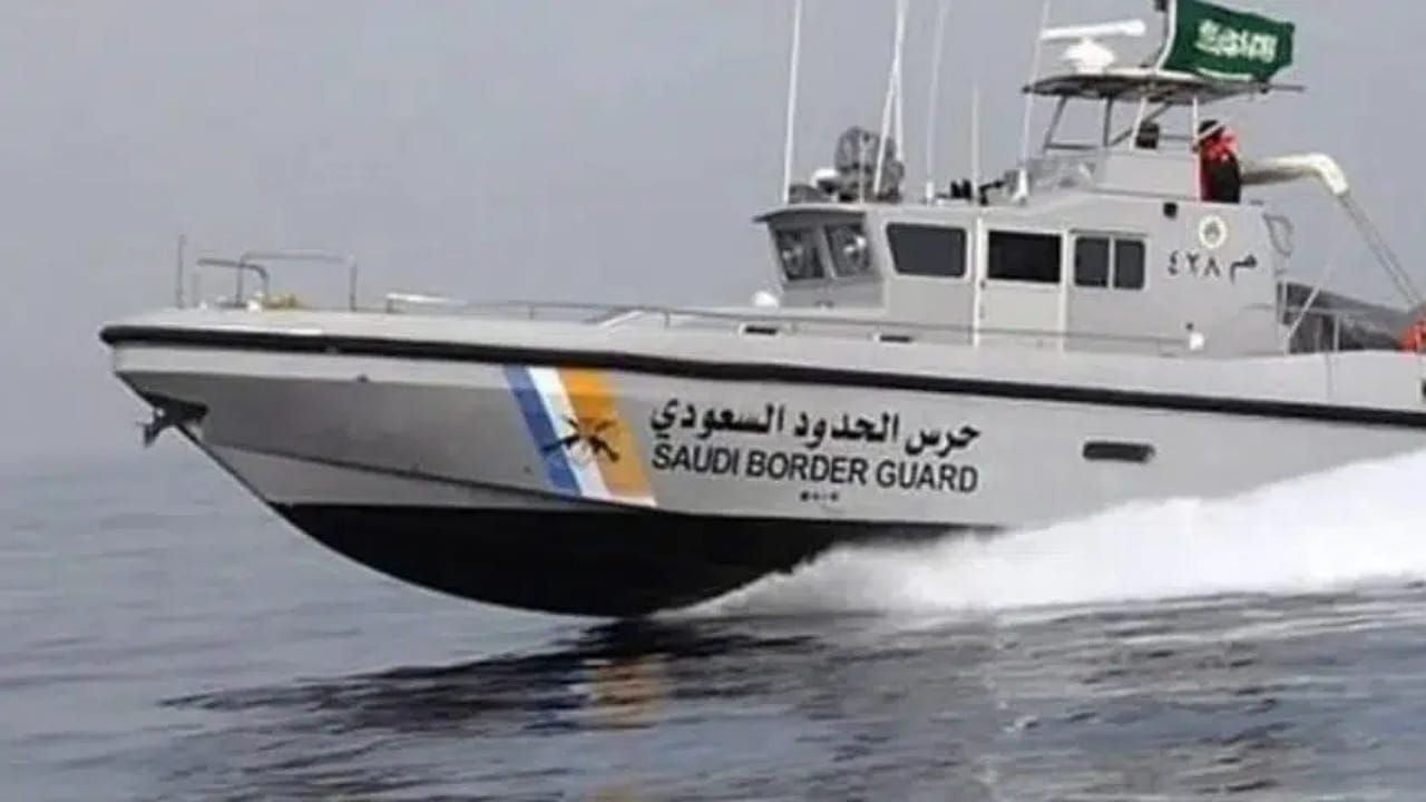 حرس الحدود ينقذ مواطنًا ومقيمين تعطلت واسطتهم البحرية في عرض البحر