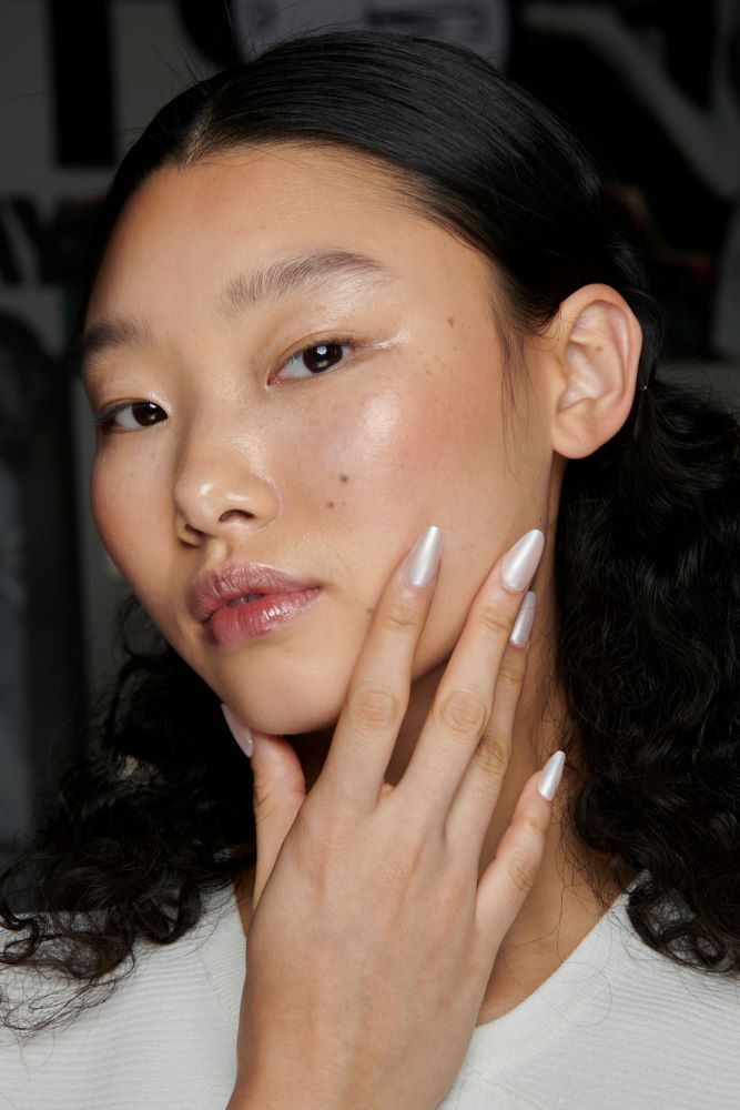 ألوان مناكير صيفية تناسب البشرة السمراء.. وهذه الأخطاء تجنّبيها