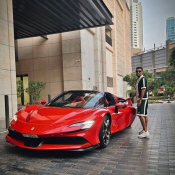 محمد سامي يستعرض سيارته الـ Ferrari في شوارع دبي.. سعرها فاق الخيال