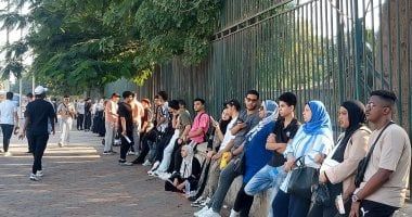 قبل فتح أبواب اللجان.. طلاب الثانوية يراجعون اللغة العربية فى الدقائق الأخيرة