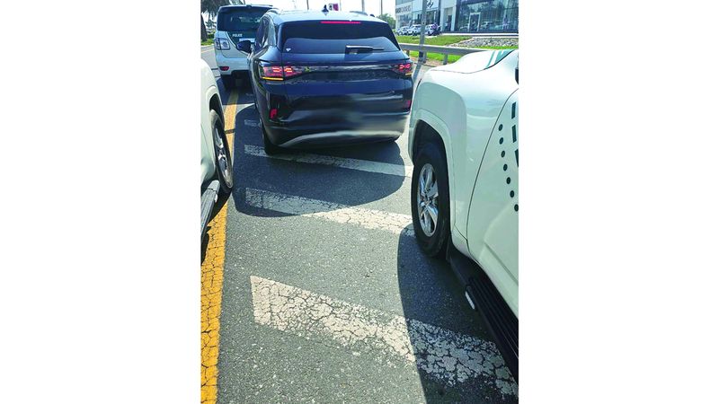 الامارات | إنقاذ سائقة تعطّل مثبت السرعة في مركبتها على شارع الشيخ زايد