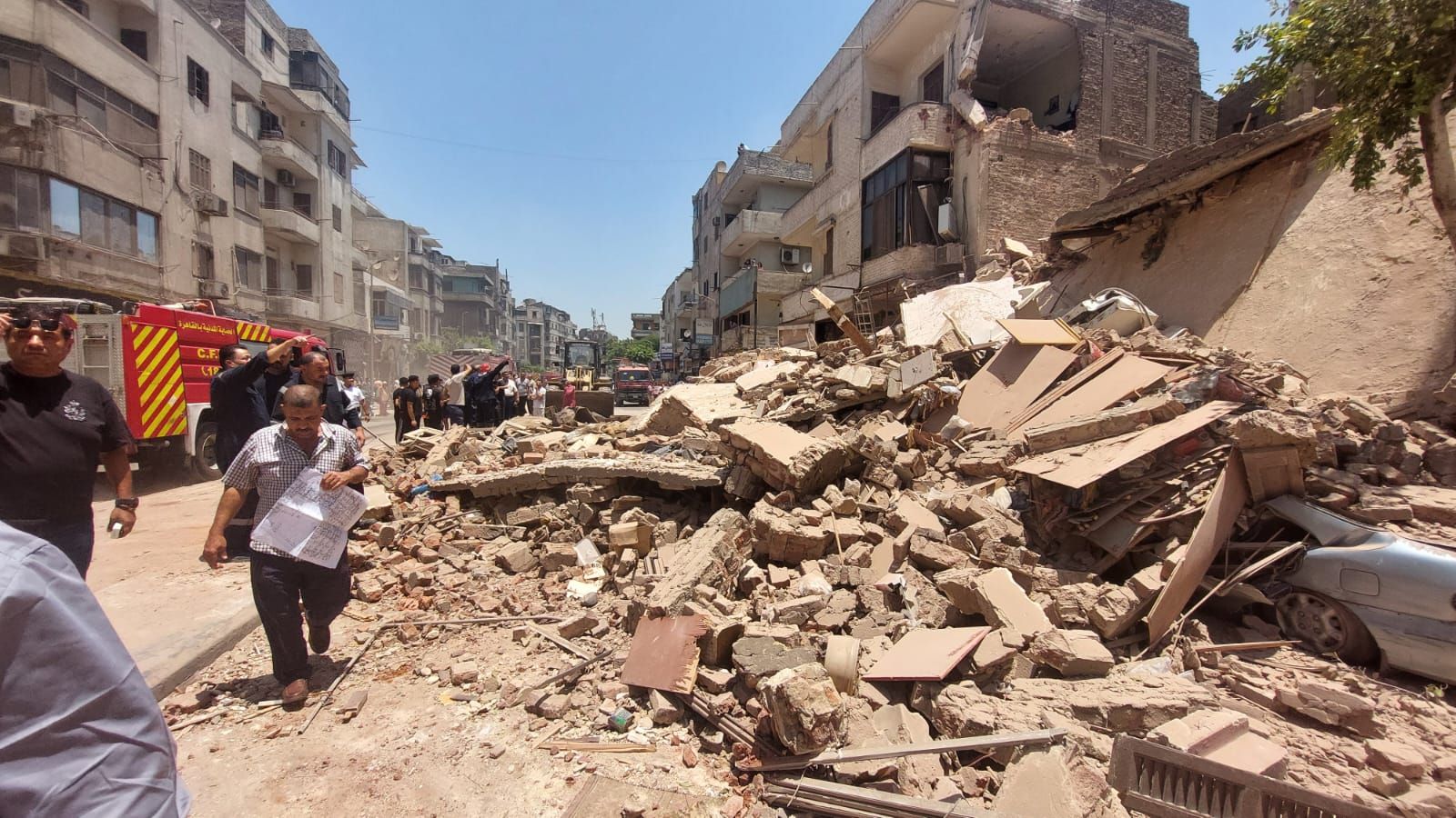 انهيار جزئى بمنزل مجاور لعقار شبرا المنهار وقرار بإخلائه.. صور