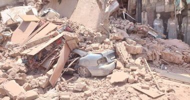 إنقاذ سيدة وطفل من عقار شبرا المنهار.. صور