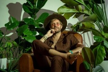 بعد 20 عاماً... أغنية "إنت إيه" لـ نانسي عجرم تتألق بنبض إلكتروني من &Friends